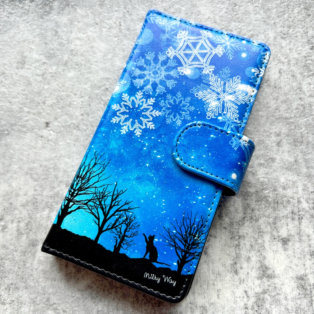 雪遊び猫の手帳型スマホケース(ブルー) 猫 全機種対応 スマホケース iPhone17 Air iphone16e iphone15 XR 他
