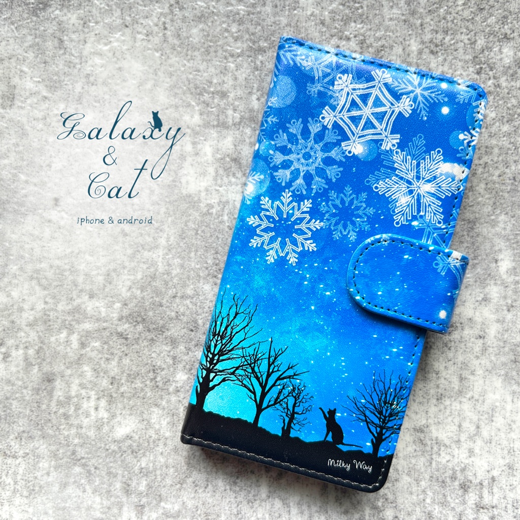 雪遊び猫の手帳型スマホケース（ブルー） 猫 全機種対応 スマホケース iphone16e iphone15 XR 他