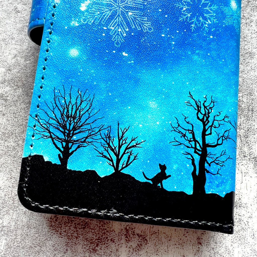 雪遊び猫の手帳型スマホケース(ブルー) 猫 全機種対応 スマホケース iPhone17 Air iphone16e iphone15 XR 他