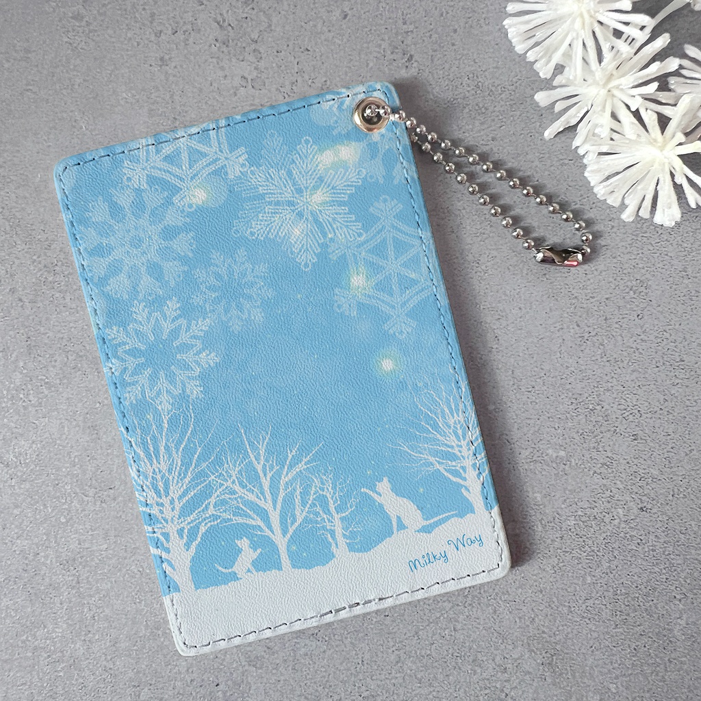 雪遊び猫のパスケース(ライトブルー) 猫 雪 冬 パスケース 定期入れ カードケース