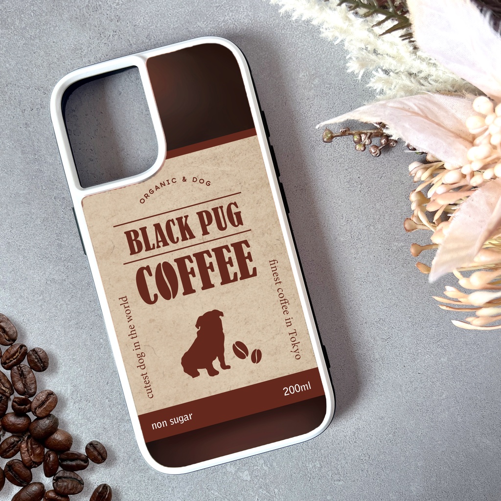 黒パグコーヒーのスマホケース(強化ガラス) コーヒー 犬 パグ メンズ iPhone17e Air iphone13 iphone14 iphone15 iphone16 SE3他