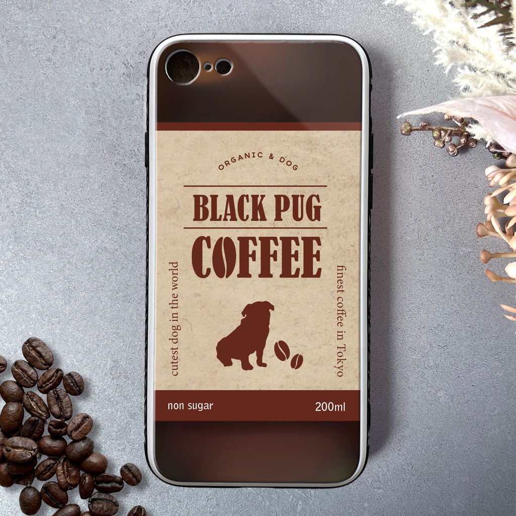 黒パグコーヒーのスマホケース(強化ガラス) コーヒー 犬 パグ メンズ iPhone17e Air iphone13 iphone14 iphone15 iphone16 SE3他