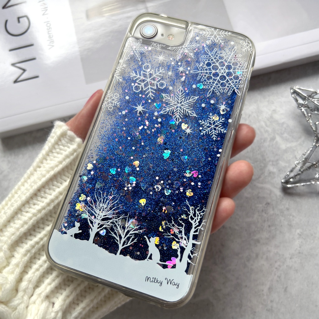 雪遊び猫のグリッターケース(青) 猫 冬 雪 スマホケース iphone16e iPhone17 air
