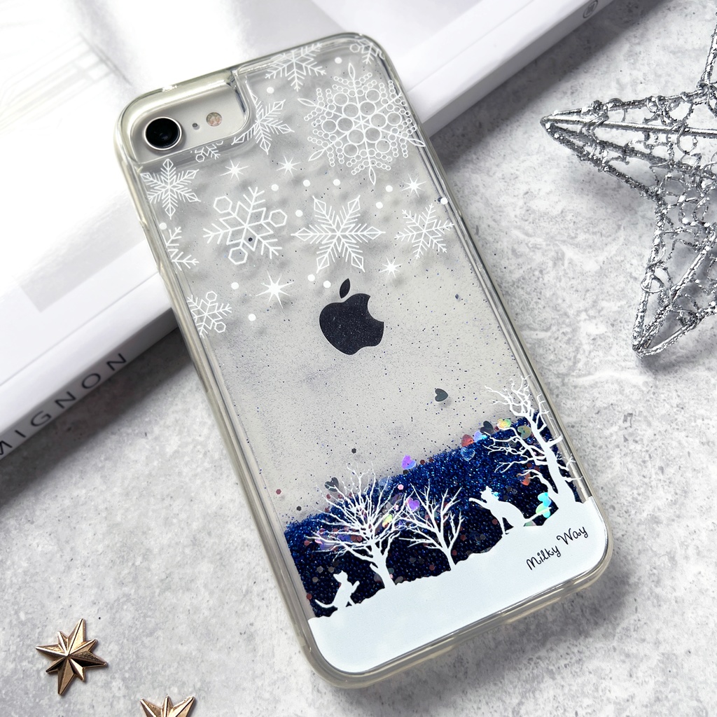 雪遊び猫のグリッターケース(青) 猫 冬 雪 スマホケース iphone16e iPhone17 air