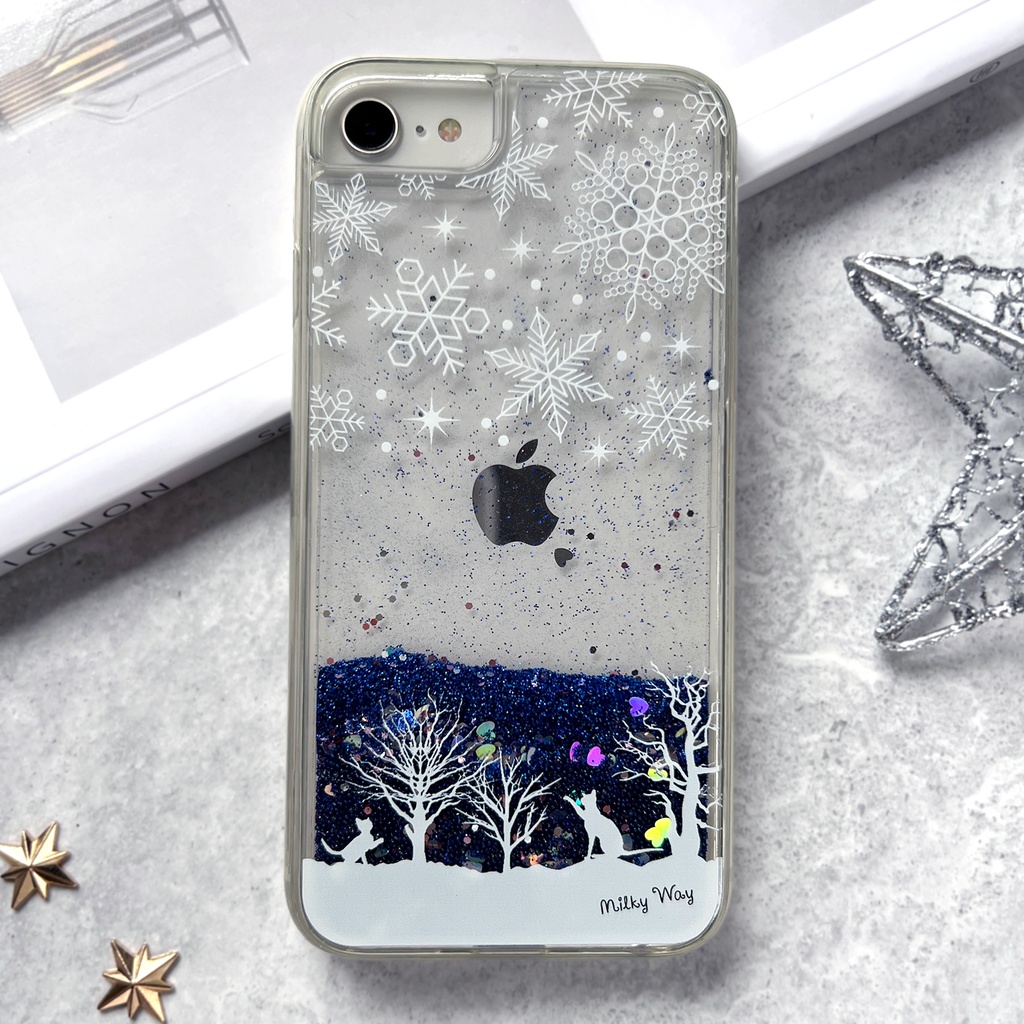 雪遊び猫のグリッターケース(青) 猫 冬 雪 スマホケース iphone16e iPhone17 air