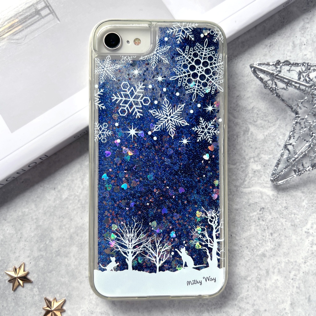 雪遊び猫のグリッターケース(青) 猫 冬 雪 スマホケース iphone16e iPhone17 air
