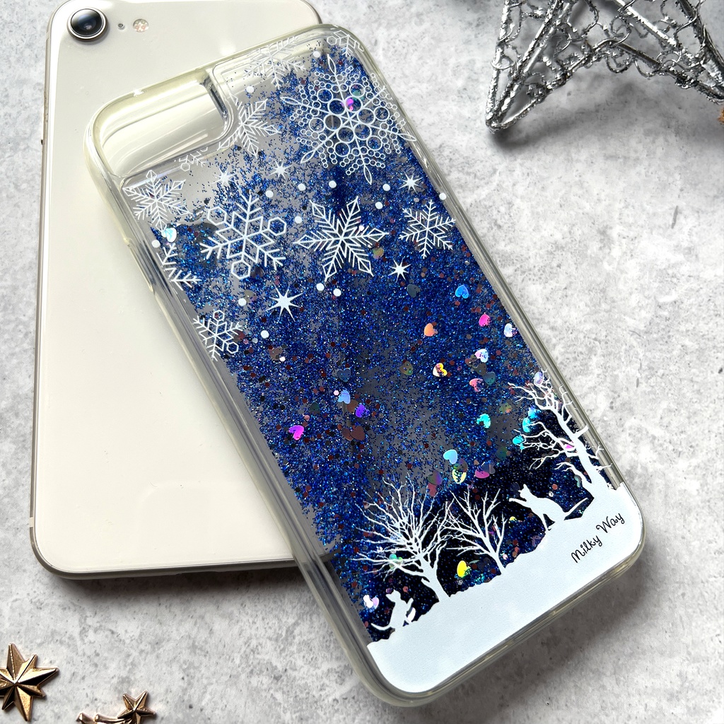 雪遊び猫のグリッターケース(青) 猫 冬 雪 スマホケース iphone16e iPhone17 air