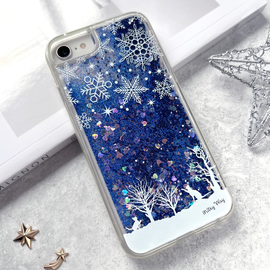 雪遊び猫のグリッターケース(青) 猫 冬 雪 スマホケース iphone16e iPhone17 air