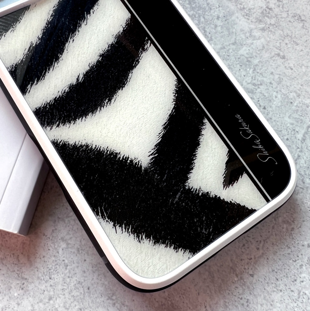 ゼブラ×ブラックのガラススマホケース シマウマ スマホケース 強化ガラス iPhone16e iphone17 air