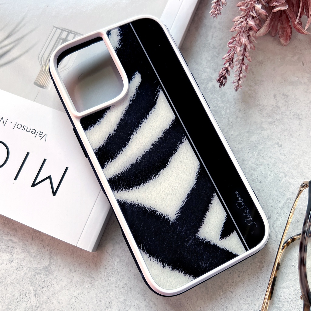 ゼブラ×ブラックのガラススマホケース シマウマ スマホケース 強化ガラス iPhone16e iphone17 air