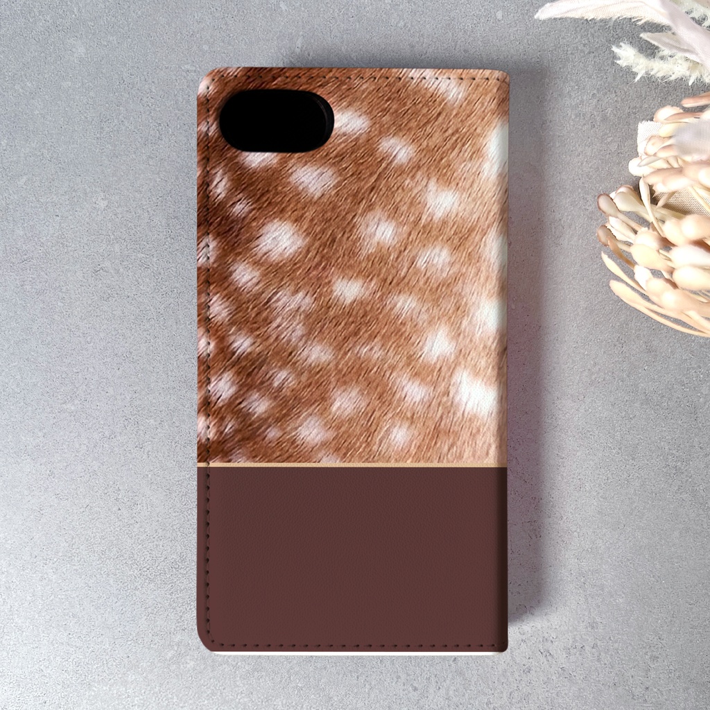 猫とバンビの手帳型スマホケース(マロン) カバー バンビ柄 アニマル柄 秋冬 iphone16 iphone17e 他