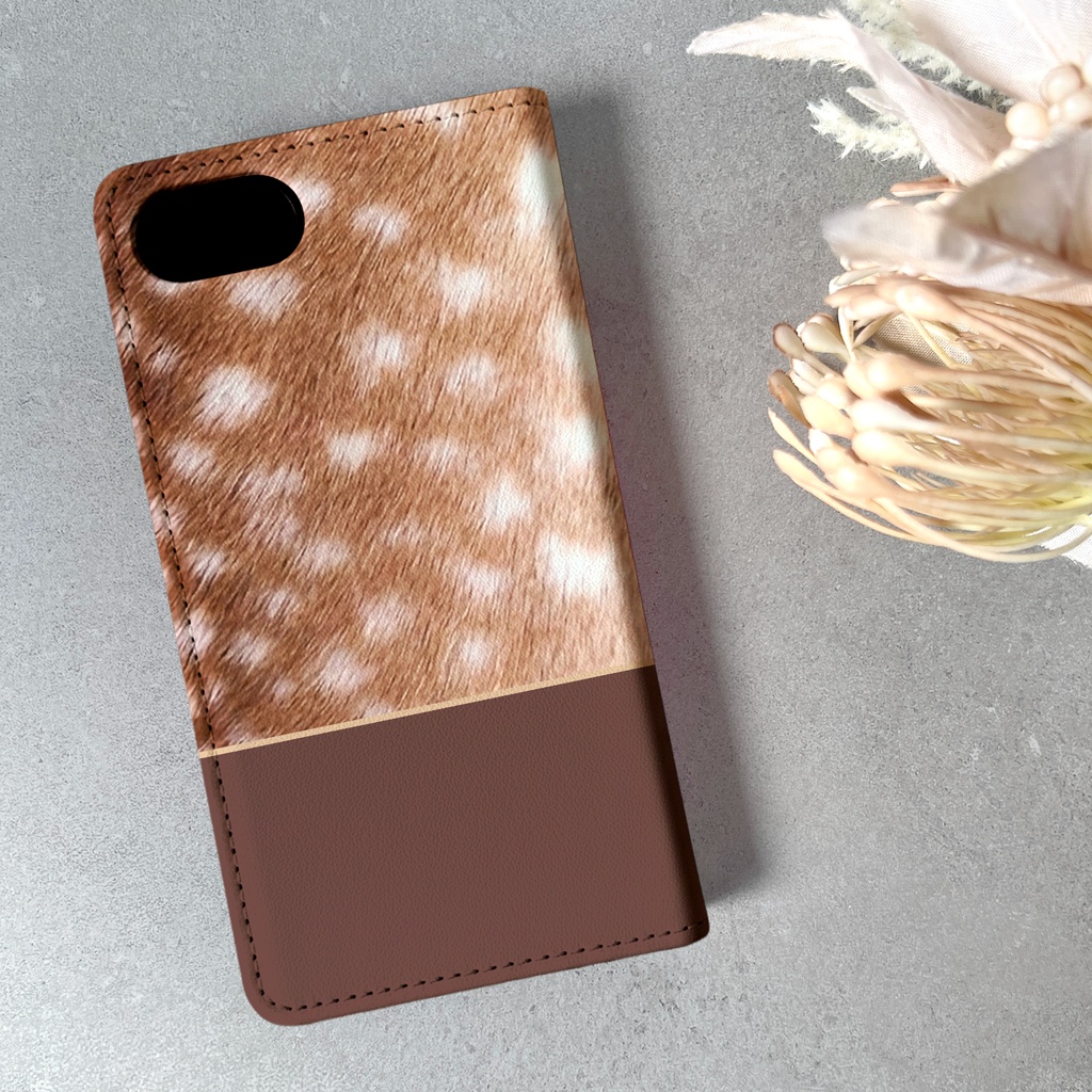 猫とバンビの手帳型スマホケース(マロン) カバー バンビ柄 アニマル柄 秋冬 iphone16 iphone17e 他