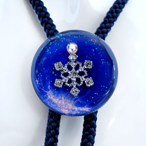 輝く青い雪のループタイ インディゴ×オーロラ