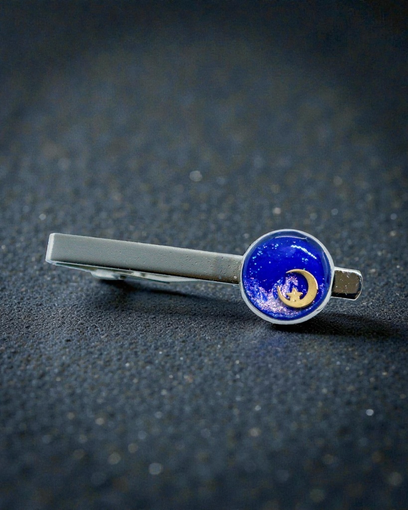 【成人式やプレゼントに】夜空に浮かぶ三日月のネクタイピン ロイヤルブルー×オーロラ シルバー金具
