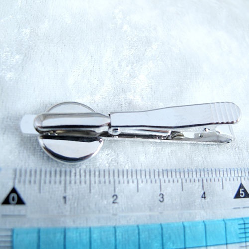 【成人式やプレゼントに】夜空に浮かぶ三日月のネクタイピン ロイヤルブルー×オーロラ シルバー金具