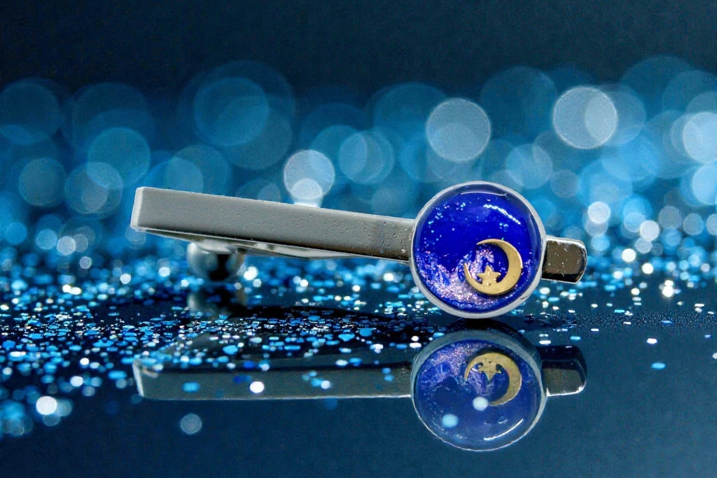 【成人式やプレゼントに】夜空に浮かぶ三日月のネクタイピン ロイヤルブルー×オーロラ シルバー金具