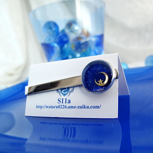 【成人式やプレゼントに】夜空に浮かぶ三日月のネクタイピン ロイヤルブルー×オーロラ シルバー金具