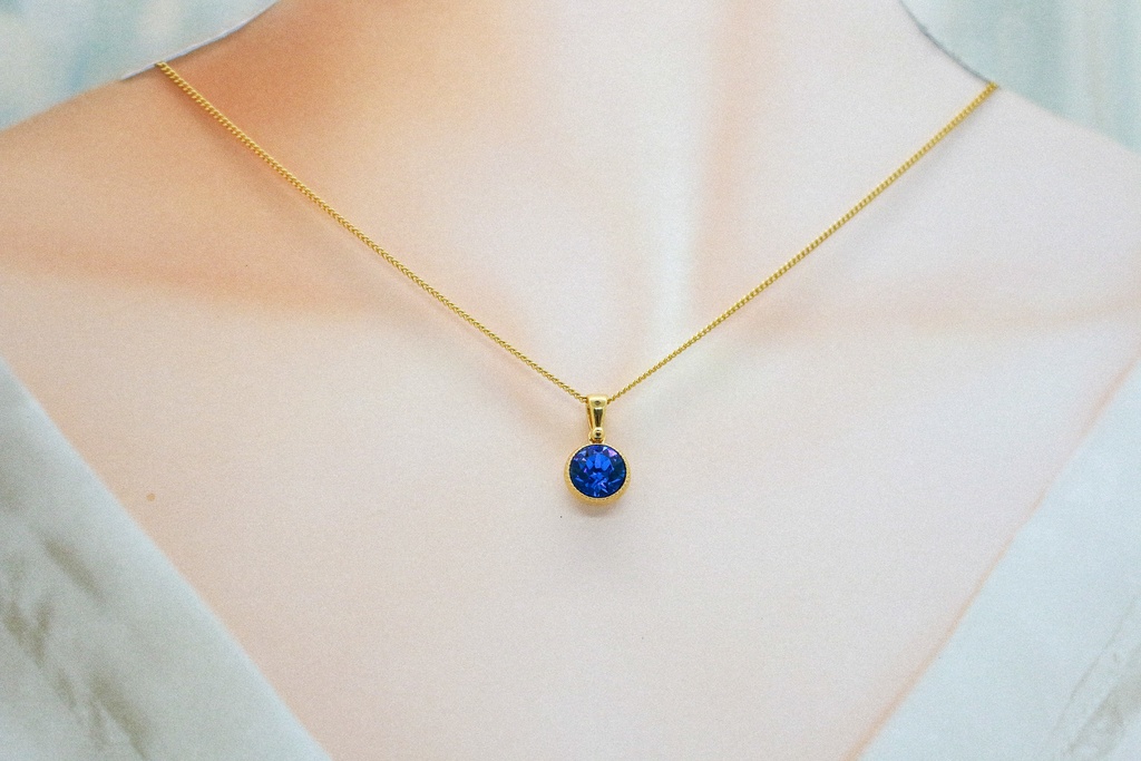 *シンプルなまるいクリスタルガラスのネックレス サファイア* 金具の色が選べます