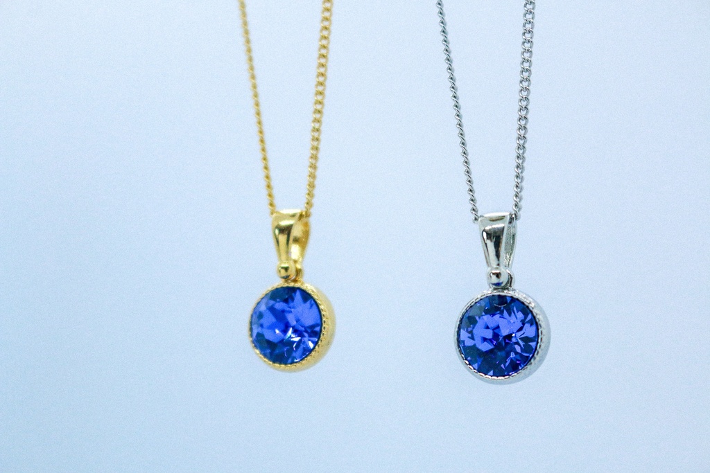 *シンプルなまるいクリスタルガラスのネックレス サファイア* 金具の色が選べます