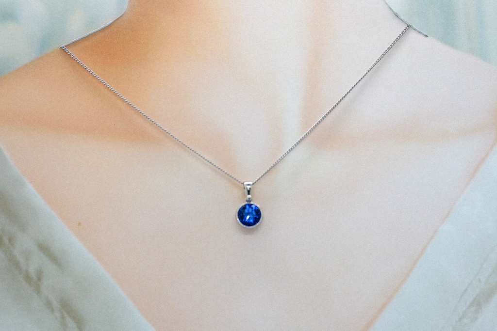 *シンプルなまるいクリスタルガラスのネックレス サファイア* 金具の色が選べます