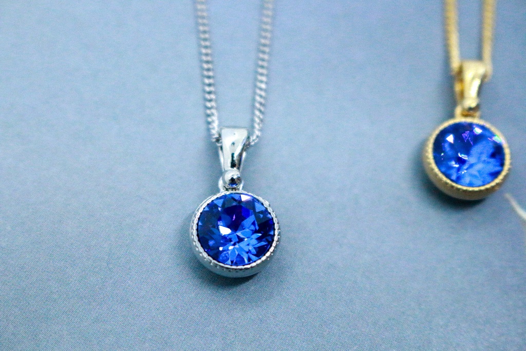 *シンプルなまるいクリスタルガラスのネックレス サファイア* 金具の色が選べます