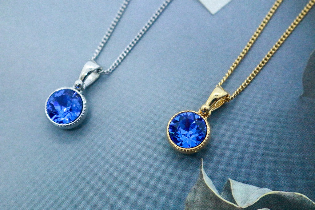 *シンプルなまるいクリスタルガラスのネックレス サファイア* 金具の色が選べます