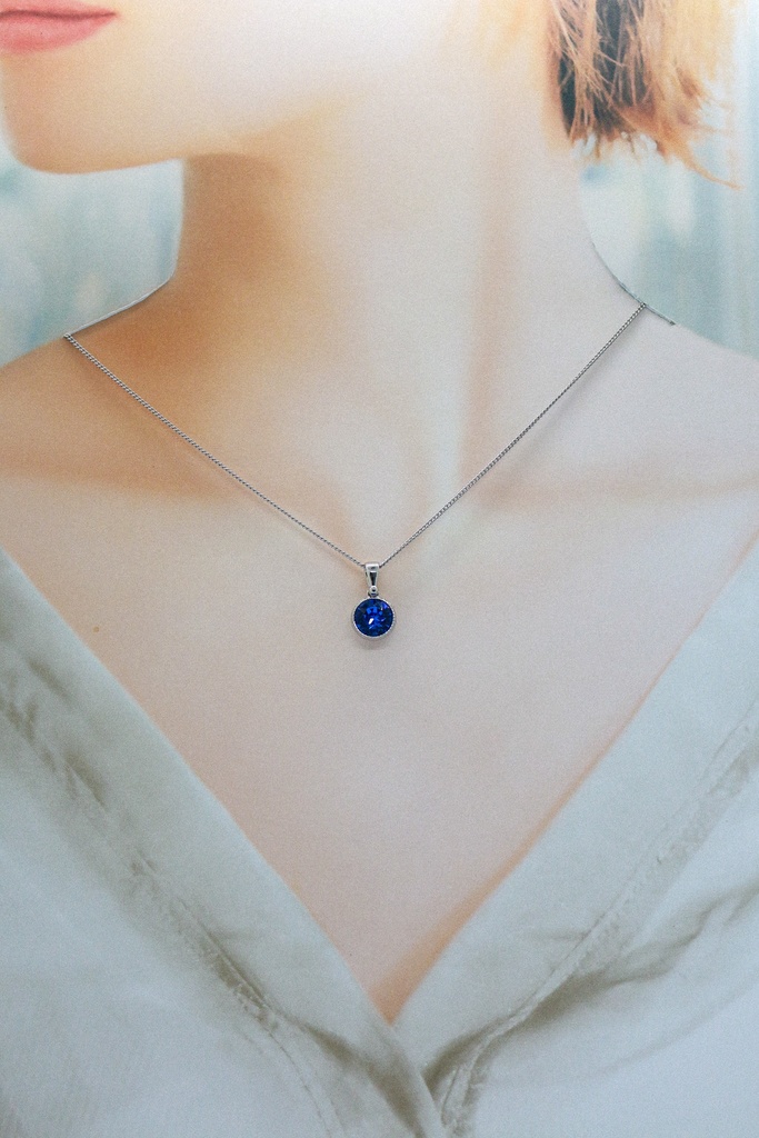 *シンプルなまるいクリスタルガラスのネックレス サファイア* 金具の色が選べます