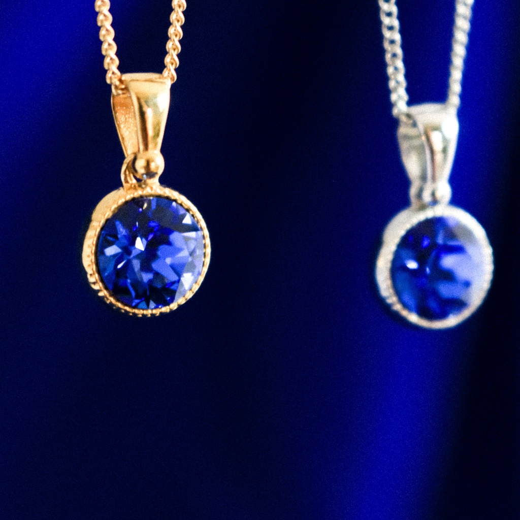 *シンプルなまるいクリスタルガラスのネックレス サファイア* 金具の色が選べます