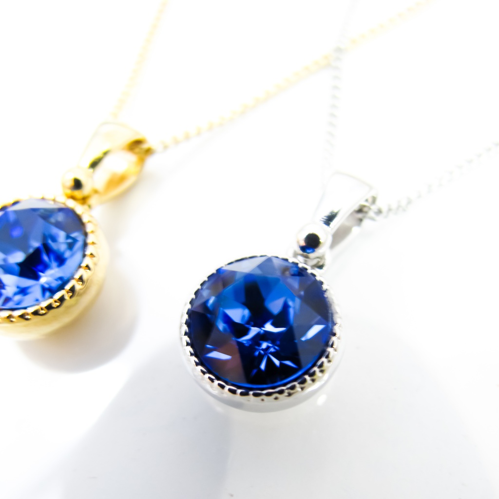 *シンプルなまるいクリスタルガラスのネックレス サファイア* 金具の色が選べます