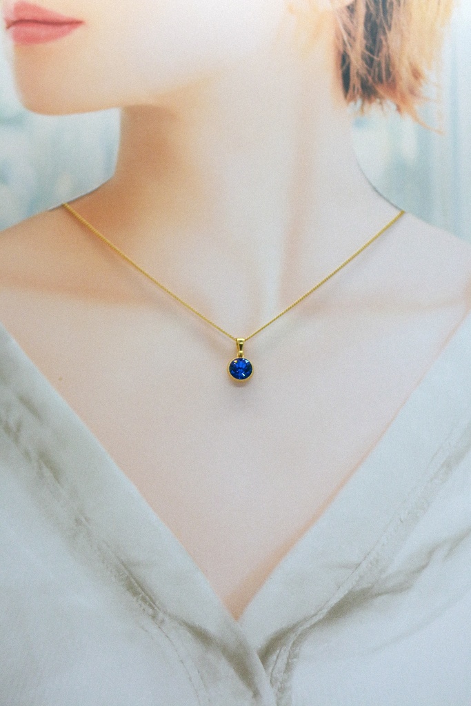 *シンプルなまるいクリスタルガラスのネックレス サファイア* 金具の色が選べます