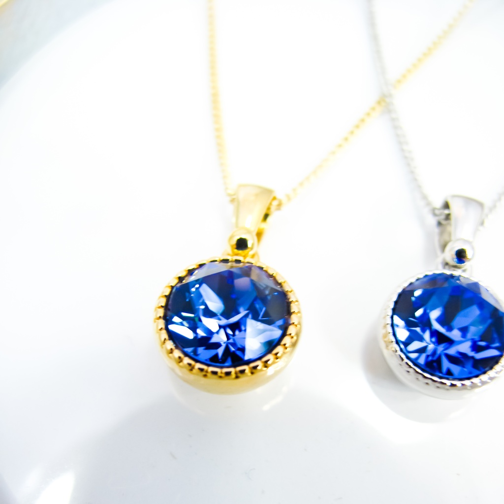 *シンプルなまるいクリスタルガラスのネックレス サファイア* 金具の色が選べます