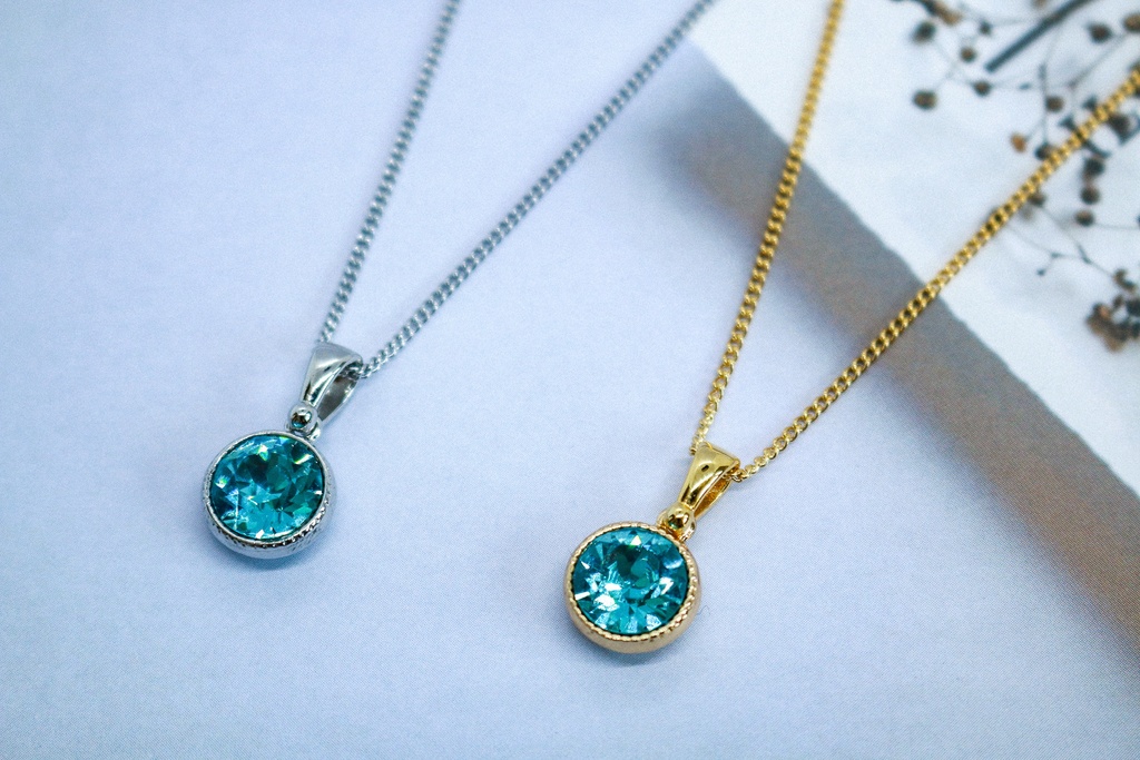 【水面のきらめき】 オーストリアクリスタルガラスのネックレス ~ライトターコイズ~ 金具の色が選べます