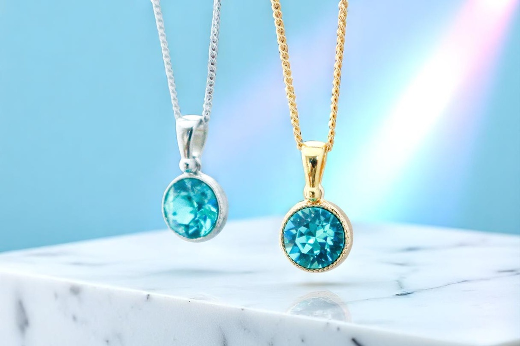 【水面のきらめき】 オーストリアクリスタルガラスのネックレス ~ライトターコイズ~ 金具の色が選べます