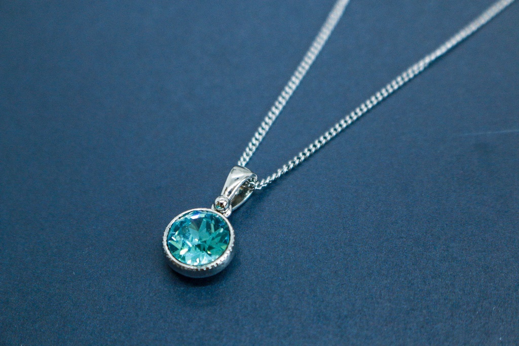 【水面のきらめき】 オーストリアクリスタルガラスのネックレス ~ライトターコイズ~ 金具の色が選べます