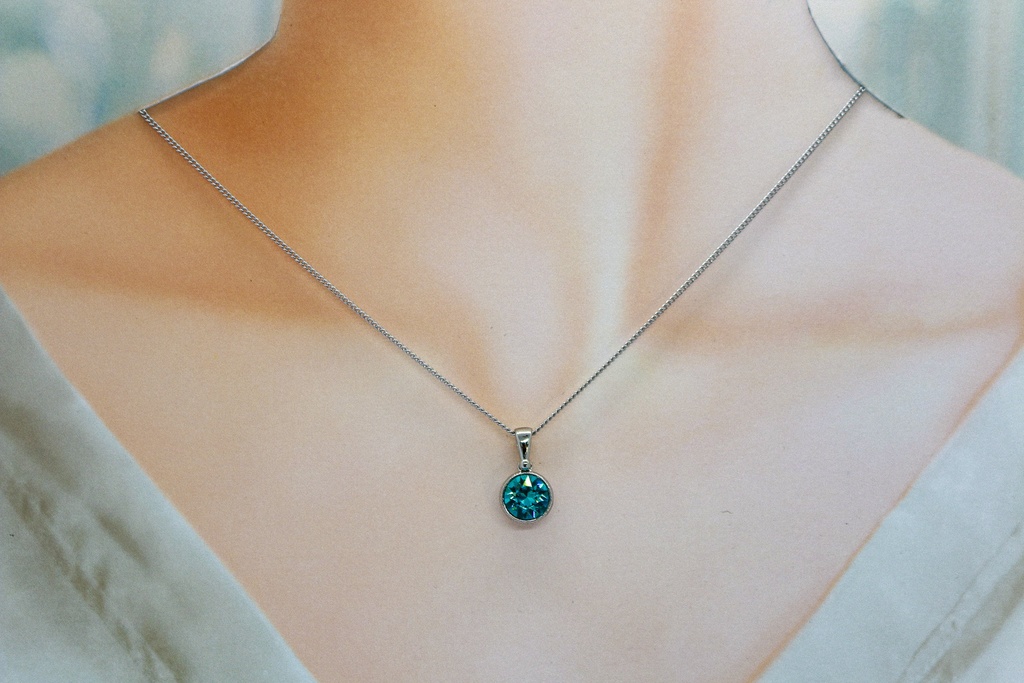 【水面のきらめき】 オーストリアクリスタルガラスのネックレス ~ライトターコイズ~ 金具の色が選べます