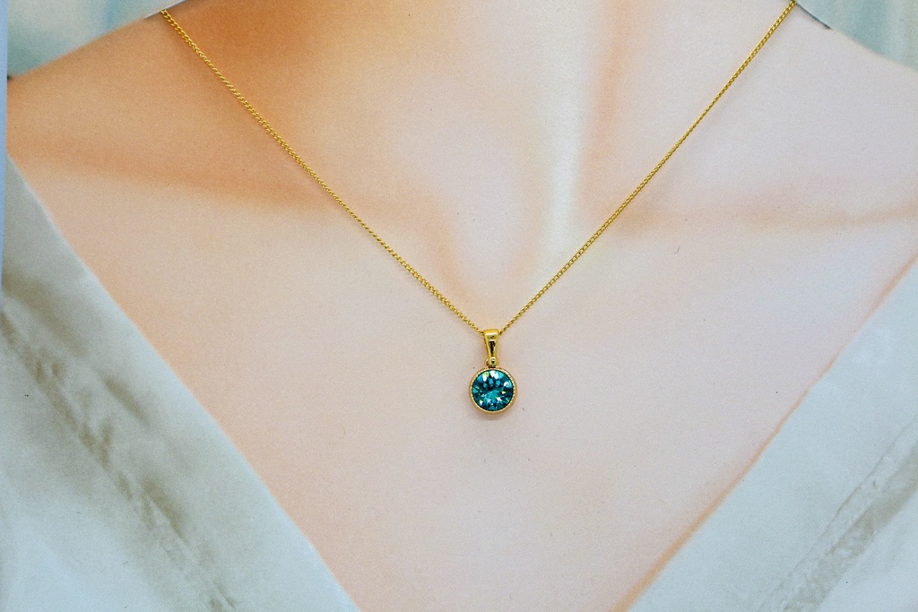 【水面のきらめき】 オーストリアクリスタルガラスのネックレス ~ライトターコイズ~ 金具の色が選べます