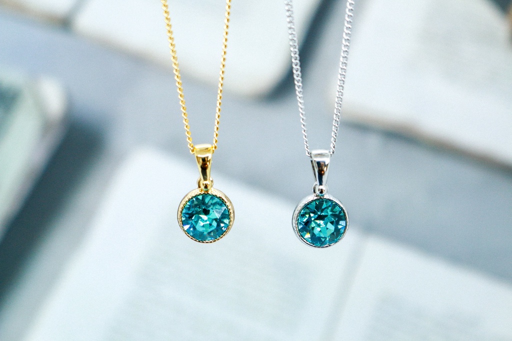 【水面のきらめき】 オーストリアクリスタルガラスのネックレス ~ライトターコイズ~ 金具の色が選べます