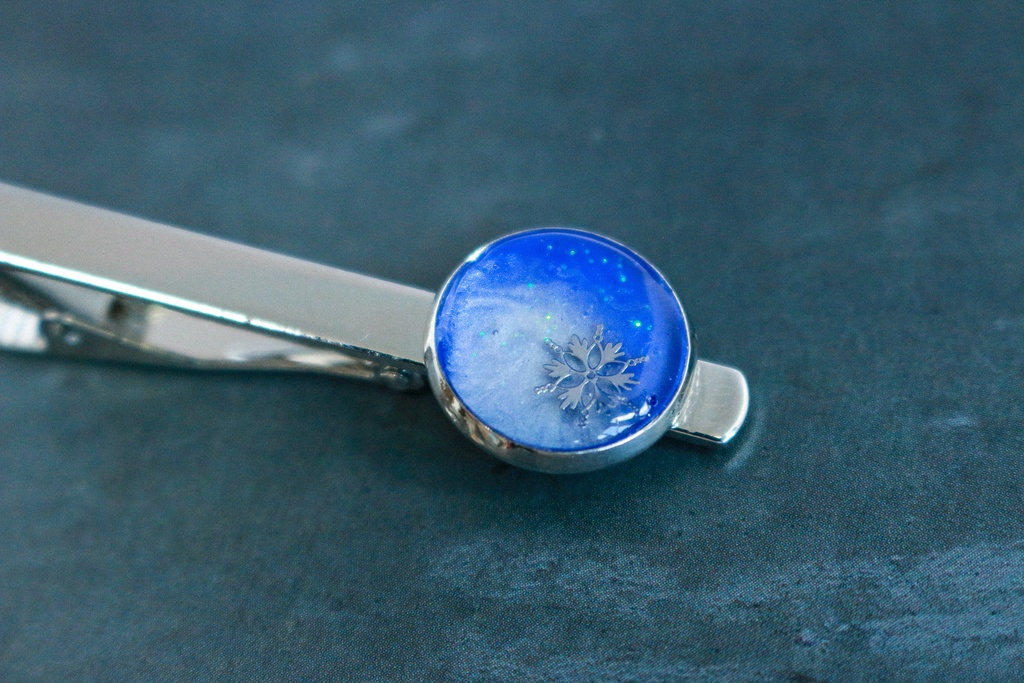 雪のネクタイピン ブルー×ホワイトメタル 選べる金具の色