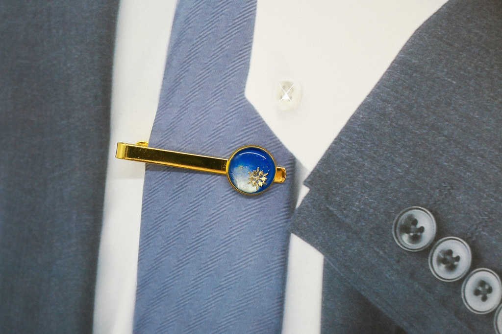 雪のネクタイピン ブルー×ホワイトメタル 選べる金具の色