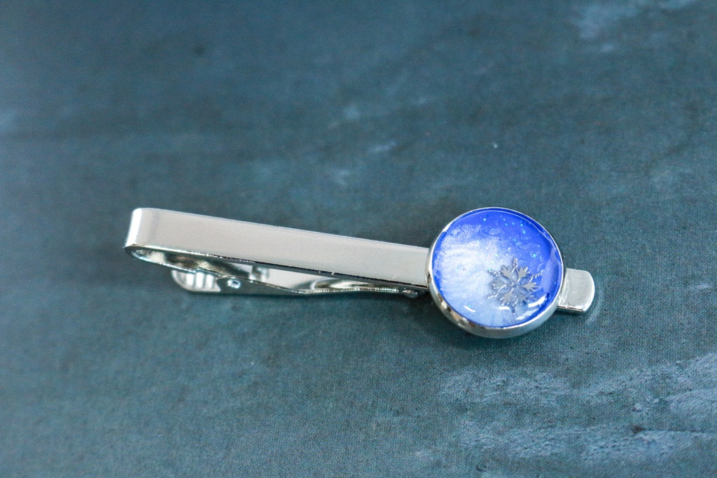 雪のネクタイピン ブルー×ホワイトメタル 選べる金具の色