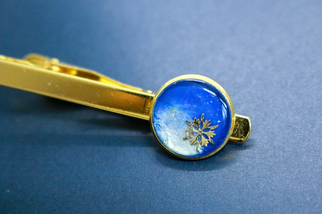 雪のネクタイピン ブルー×ホワイトメタル 選べる金具の色