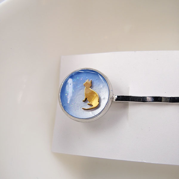 ちいさなまるいヘアピン 猫 パステルブルー×ブルーメタルホワイト