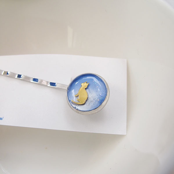 ちいさなまるいヘアピン 猫 パステルブルー×ブルーメタルホワイト