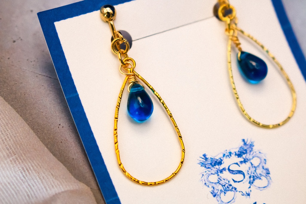 チェコビーズのティアドロップイヤリング ダークアクア 金具変更できます