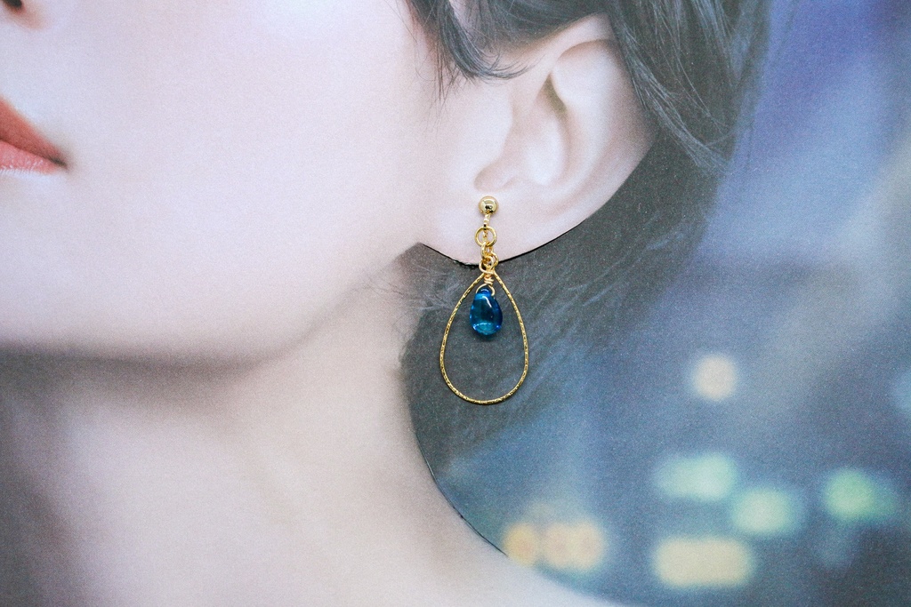 チェコビーズのティアドロップイヤリング ダークアクア 金具変更できます