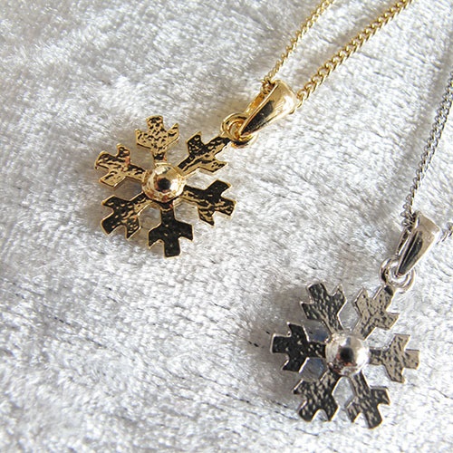 【クリスマスプレゼントに】雪の結晶ネックレス サファイア 金具の色が選べます