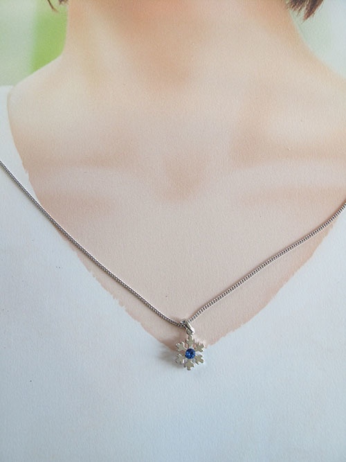 【クリスマスプレゼントに】雪の結晶ネックレス サファイア 金具の色が選べます