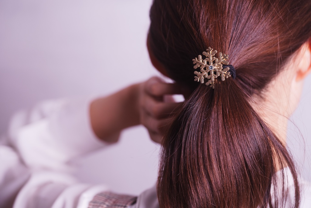 【Color Snow - 彩り結晶のヘアジュエリー】雪の結晶ヘアゴム ゴールド金具 選べるカラー9種類