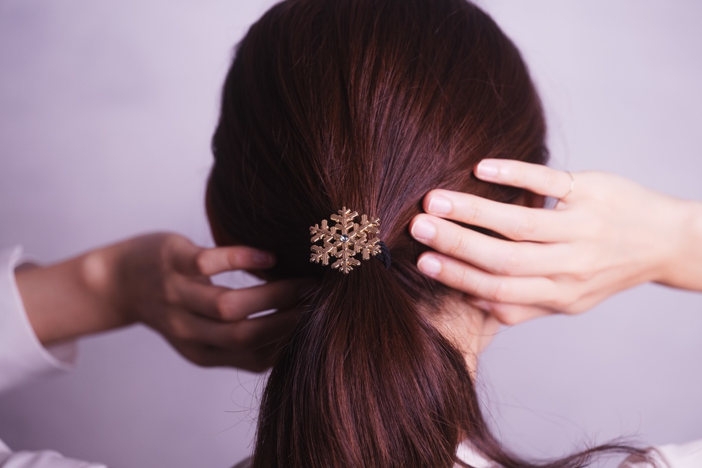 【Color Snow - 彩り結晶のヘアジュエリー】雪の結晶ヘアゴム ゴールド金具 選べるカラー9種類