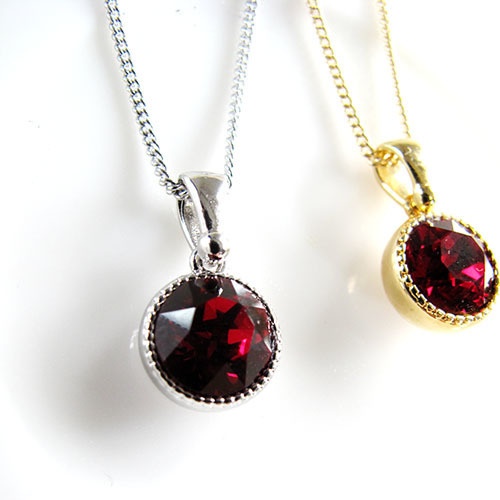 【紅のしずく — Autumn Whisper】シンプルなクリスタルガラスのネックレス シャム 金具の色が選べます